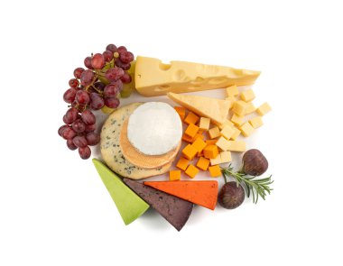 Peynir tabağı çeşitliliği, sarı, beyaz ve mavi gorgonzola tabağı, Munster, dört peynirli pano, çeşitli doğranmış süt ürünleri, beyaz arka planda bir sürü kokuşmuş Fransız peyniri