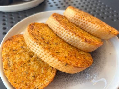 Dilimlenmiş Fransız ekmeği, Çıtır çıtır kraker, Çıtır Kraker, Bulanık Arkaplanda Restoranda Yuvarlak Rusks