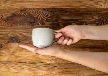 El Tutma Kupası, Elde Boş Kupa, Kahve Fincanı, Çay Fincanı, Sıcak İçecek Mokup, Tahta Masada Gri Kupa, Metin Tarafı Görünümü için Fotokopi Arkaplan