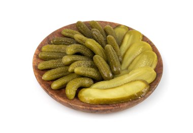 Tahta tabakta soyulmuş salatalık turşusu. salamura yiyecek, salamura sebze, turşu, salatalık turşusu beyaz arka planda.