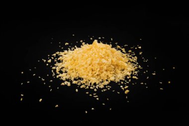 Ekmek kırıntıları, dağınık ekmek kırıntıları nugget için ezilmiş rusk ekmek kırıntıları, siyah arka planda panko