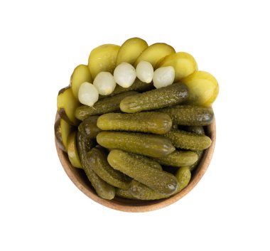 Tahta kasede izole edilmiş salatalık turşusu. salamura yiyecek, salamura sebze, turşu, salatalık turşusu beyaz arka plan manzaralı.