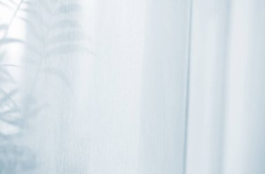 Perdede güneş ışığı, tül arka planda bulanık palmiye yaprağı gölgesi, katıksız perdeler, yumuşak sabah güneşli ipek peçe kumaşı, metin için metin alanı olan açık pencere kumaşı arkaplan