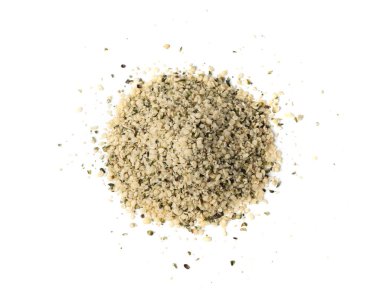 Kabuklu kenevir tohumları izole, soyulmuş kenevir taneleri kabuksuz marihuana çekirdekleri, beyaz arka plan görünümlü yağ protein keneviri tohumları yığını