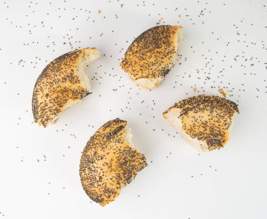 Kırık Gelincik Tohumu Bagel İzole Edilmiş, Yuvarlak Ekmek Ekmek, Kahvaltı için Poppyseed Buğday Fırını, Beyaz Arkaplanda Düz Çember Simitli Ekmek Parçaları
