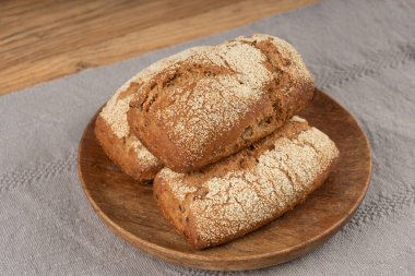 Kepekli tam buğday ekmeği, fitness kabaklı havuçlu çörekler tohumlu tahıllı ekmekli çavdar ekmeği.