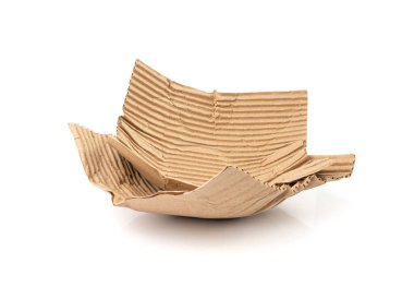 Eko kağıt ambalaj dokusu yalıtılmış, buruşmuş, biyolojik olarak çözünebilir karton ambalaj malzemesi, ekoloji geri dönüşüm yumuşak kağıt, beyaz arka planda dostane ambalaj kasesi