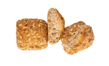 Kabak çekirdekleri izole edilmiş ekmekler, pepita tohumlu üç kahvaltı rulosu. Fitness karesi çöreği, parçalanmış sağlıklı burger, kabak tohumlu çörek beyaz arka planda.