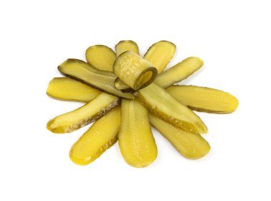 Dilimlenmiş salatalık turşusu, ince dilimlenmiş mayalanmış yiyecek, marine edilmiş sebze, salatalık turşusu, beyaz arka planda salatalık.