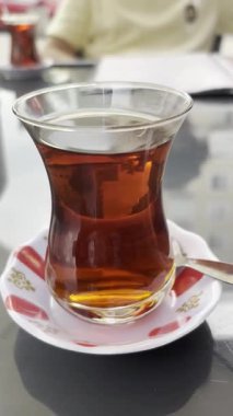 Sokak Kafe Masasında Türk Çayı, Restoranda Geleneksel Arap Kupası, Türkiye Kupası 'nda Siyah Çay İçme, Arap Kahvaltısı