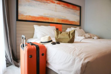 Pasaport ve biletlerle dolu çantanın arka plan resmi seyahat konseptine hazır.