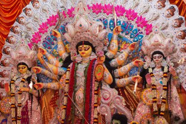 Durgotsava, olarak da bilinir Durga Puja Tanrıça Durga reveres Hindistan bir yıllık Hindu festivali var. Özellikle popüler Batı Bengal, Assam,: Tripura, Bihar, Jharkhand, Odisha, Bangladeş