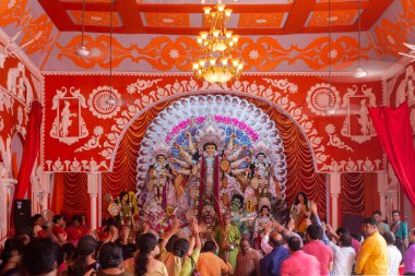 Durgotsava, olarak da bilinir Durga Puja Tanrıça Durga reveres Hindistan bir yıllık Hindu festivali var. Özellikle popüler Batı Bengal, Assam,: Tripura, Bihar, Jharkhand, Odisha, Bangladeş