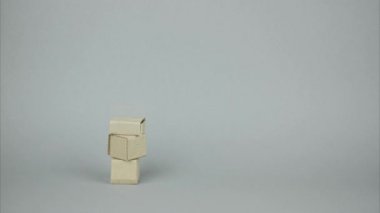 Oyuncak araba römork ile iki yerde paketler yükler ve bırakır. Stop motion