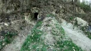 Hobbit evini andıran eski bir mahzen. Dağdaki küçük kapıya giden yol