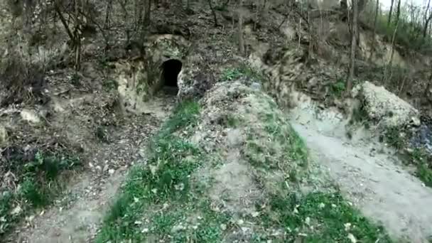 An ancient cellar resembling a hobbit house. The path to the small door in the mountain — Stock Video