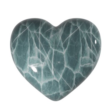 Beyaz arka planda izole edilmiş mermer granit yapısı olan basit gri taş kalp. 3B resimleme