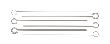Metal şiş 3 boyutlu vektör simgesi yapıştırır. Boş çelik barbekü aletleri, yeni bbq çubukları, beyaz arka plan görünümlü paslanmaz barbekü seti