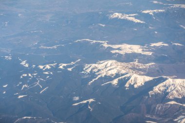 Uçak Pencere Manzarası, Kar Dağları Uçan Uçak Manzarası, Uçak Kabini, Kanatlardaki Uçak Pencere Görünümü, Aşağıdaki Issız Kış Dağları Manzarası