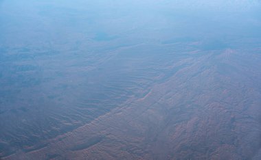 Uçak Pencere Manzarası, Dağlar Uçan Uçak Manzarası, Uçak Kabini, Uçak Pencere Havadan Kanatlar, Aşağıdaki Issız Dağ Manzarası