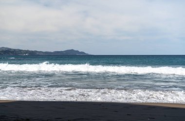 Soğuk Atlantik Okyanusu, dalgaların beyaz köpüğü ve Zumaia sahilinin altın kumu. Kuzey İspanya 'nın sert havası