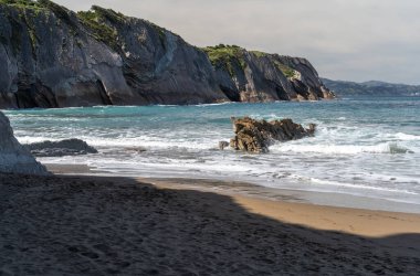 Soğuk Atlantik Okyanusu ejderhaya benzeyen sinematik katmanlı kayalarla çevrilidir. Kuzey İspanya 'nın sert havası