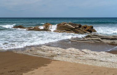 Soğuk Atlantik Okyanusu ejderhaya benzeyen sinematik katmanlı kayalarla çevrilidir. Kuzey İspanya 'nın sert havası