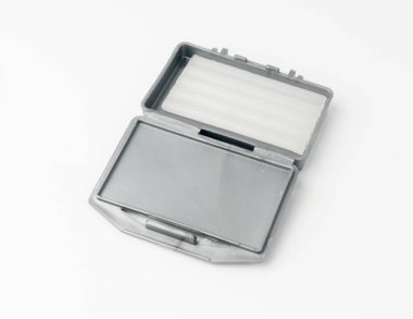 Ortodontik balmumu kutusu. Diş telleri bakım teknolojisi, ağız koruması, diş cilası, beyaz arka planda sağlıklı diş aksesuarları.