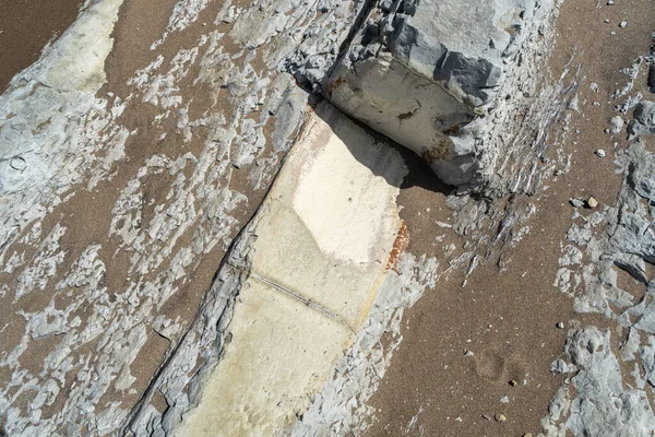 Katmanlı kayalar, sinek dokusu arka planı. Tortul kaya, çizgiler taş desen, başkalaşım bayrağı, doğa taşı duvar yapısı, eski kaba mineral oluşumu.