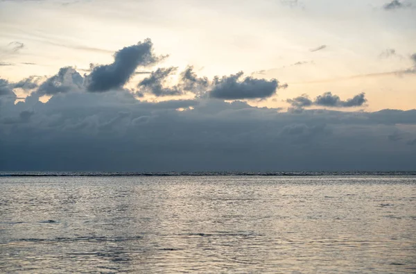 Hint Okyanusu 'nun üzerinde gün batımı. Dalgalar yumuşak. Görünür bir kara parçası ya da insan yok.