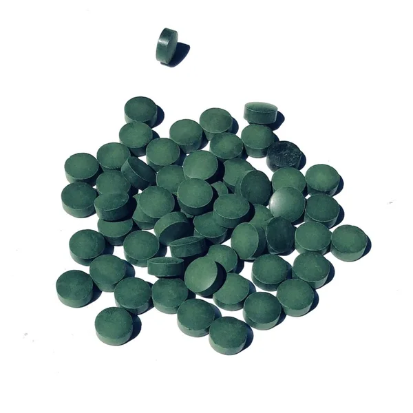 Spirulina Oder Chlorella Tabletten Isoliert Auf Weißem Hintergrund — Stockfoto