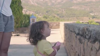 Meraklı çocuk tatilde fotoğrafçılığı keşfediyor.