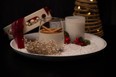 Bir bardak rompope, geleneksel Meksika eggnog içeceği, Noel kutlamalarında servis edilir, biraz şenlikli tezahürat katılır.