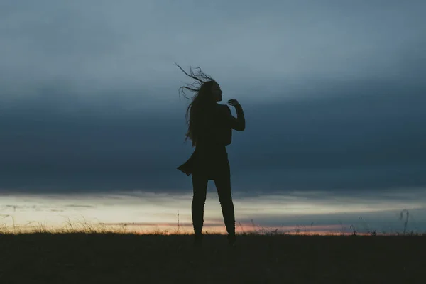 Silhouette Woman Blue Sky Sunset Selective Focus — Stock Photo, Image