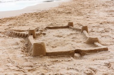 Sandcastle bir duvar ve sahilde kuleleri ile