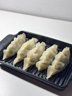 Köfte, tofu ve sebze gibi lezzetli malzemelerle dolu Kore hamur köfteleri. Mandu buğulama, haşlama ya da tavada kızartılma ile çok yönlü ve lezzetli bir aperatif ya da yemek yapılabilir..