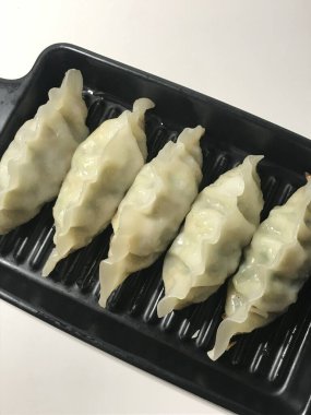 Köfte, tofu ve sebze gibi lezzetli malzemelerle dolu Kore hamur köfteleri. Mandu buğulama, haşlama ya da tavada kızartılma ile çok yönlü ve lezzetli bir aperatif ya da yemek yapılabilir..