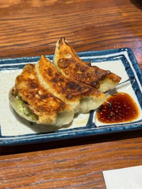 Altın gibi çıtır çıtır ve aromalı lezzetli Kore mandu köftesi. Aperatif, aperatif ya da meze olarak mükemmel. Her lokmada lezzetli bir tat sunuyor..