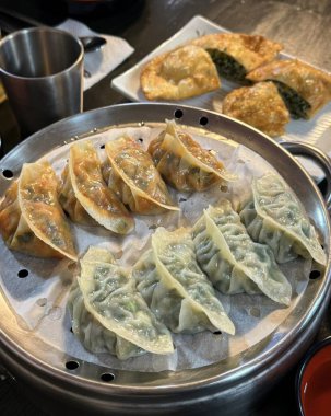 Köfte, tofu ve sebze gibi lezzetli malzemelerle dolu Kore hamur köfteleri. Mandu buğulama, haşlama ya da tavada kızartılma ile çok yönlü ve lezzetli bir aperatif ya da yemek yapılabilir..