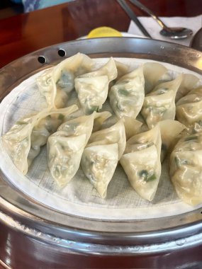 Köfte, tofu ve sebze gibi lezzetli malzemelerle dolu Kore hamur köfteleri. Mandu buğulama, haşlama ya da tavada kızartılma ile çok yönlü ve lezzetli bir aperatif ya da yemek yapılabilir..