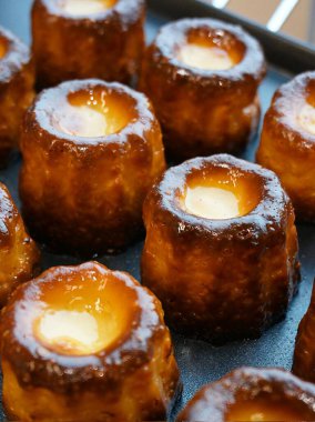 Dışı yumuşak, gustardy merkezi ile karamelize edilmiş kanal, güzel, çıtır çıtır, zarif ve unutulmaz bir kabuğa sarılmış zengin vanilya ve rom aromalı mükemmel bir lokma sunuyor..