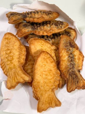 Bungeoppang, bungeo-ppang (Kore Balık Şekilli Pasta), popüler aperatif, kurabiye, Kore 'nin kışlık sokaklarında tatlı. Bungeoppang Kore geleneksel yemek, yemek, mutfak. Japon Taiyaki.