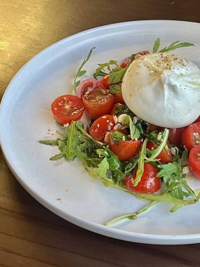 Canlı yeşil sebze salatası, kiraz domatesleri, salatalık ve dolmalık biber karışımı. Gevrek, renkli ve vitaminlerle dolu bu salata sağlıklı, lezzetli bir yemek yapar..