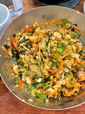 Bibimbap, çeşitli sebzeler, gochujang ve sıklıkla dilimlenmiş etin eşlik ettiği kızarmış yumurta ile süslenmiş canlı bir Kore pirinç yemeği. Karıştırıldığında, aromalı ve dengeli olur..