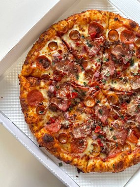 Altın hamurlu, erimiş peynirli ve lezzetli soslu lezzetli bir pizza. Yemeklerle ilgili tasarımlar, menüler ya da İtalyan temalı projeler için mükemmel. Klasik bir konfor yemeğinin özünü yakalamak için..