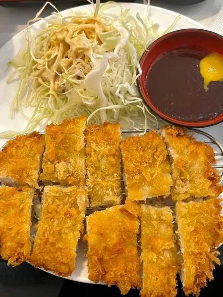 Çıtır tonkatsu, Japon usulü kızarmış domuz pirzolası dilimlenmiş lahana ve tuzlu sosla servis edilir. Lezzetli bir kıtır kıtır doku ve sulu et dengesi.