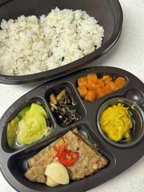 Taze sebzeler, canlı sebzeler ve protein zengini malzemelerle dolu renkli dozirak salatası her ışıkta mükemmel bir beslenme, çıtır çıtır ve lezzet dengesi sunuyor..