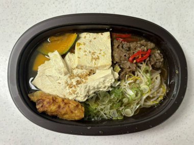 Taze sebzeler, canlı sebzeler ve protein zengini malzemelerle dolu renkli dozirak salatası her ışıkta mükemmel bir beslenme, çıtır çıtır ve lezzet dengesi sunuyor..