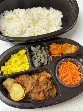 Taze sebzeler, canlı sebzeler ve protein zengini malzemelerle dolu renkli dozirak salatası her ışıkta mükemmel bir beslenme, çıtır çıtır ve lezzet dengesi sunuyor..