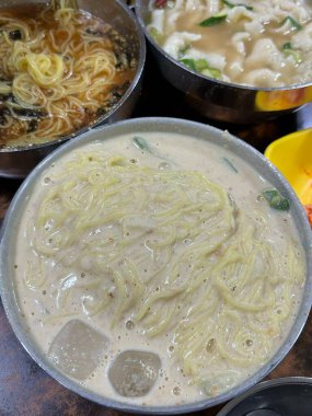 Kungguksu, taze sebzelerle kaplanmış ve yosunlarla süslenmiş lezzetli bir Kore soğuk şehriye çorbası. Yaz yemekleri için mükemmel, Kore konforlu yiyeceklerinin özünü yakalamak için..